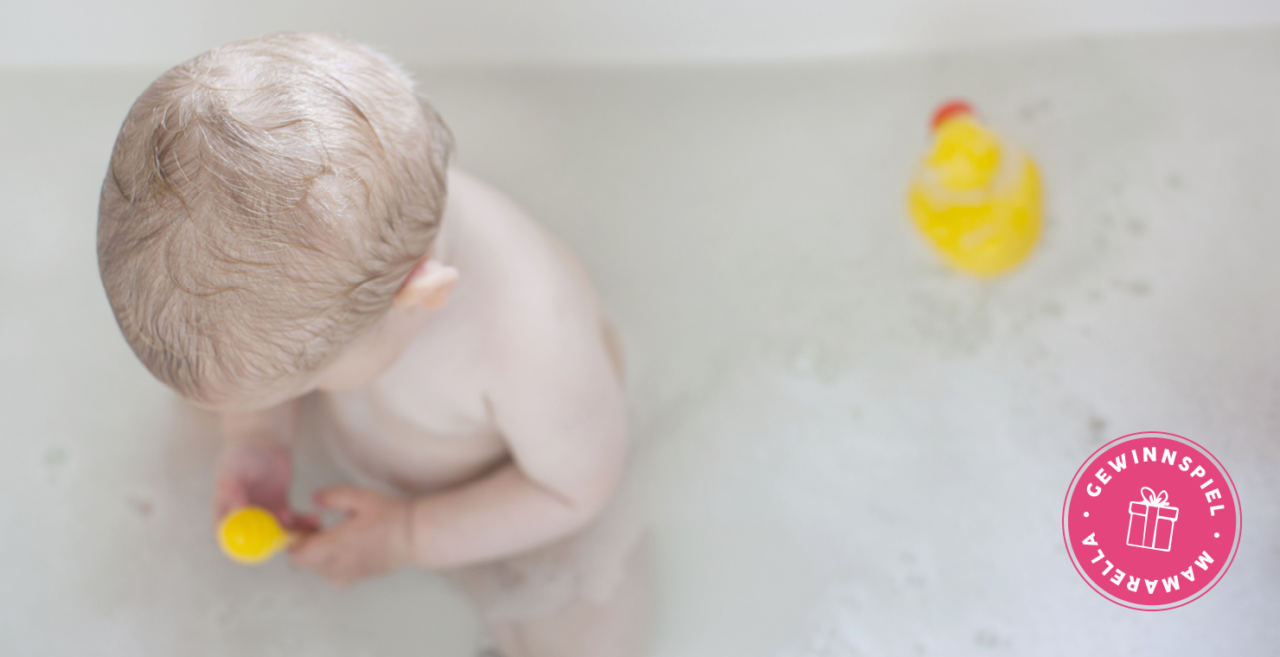 Baby in Badewanne mit Entchen