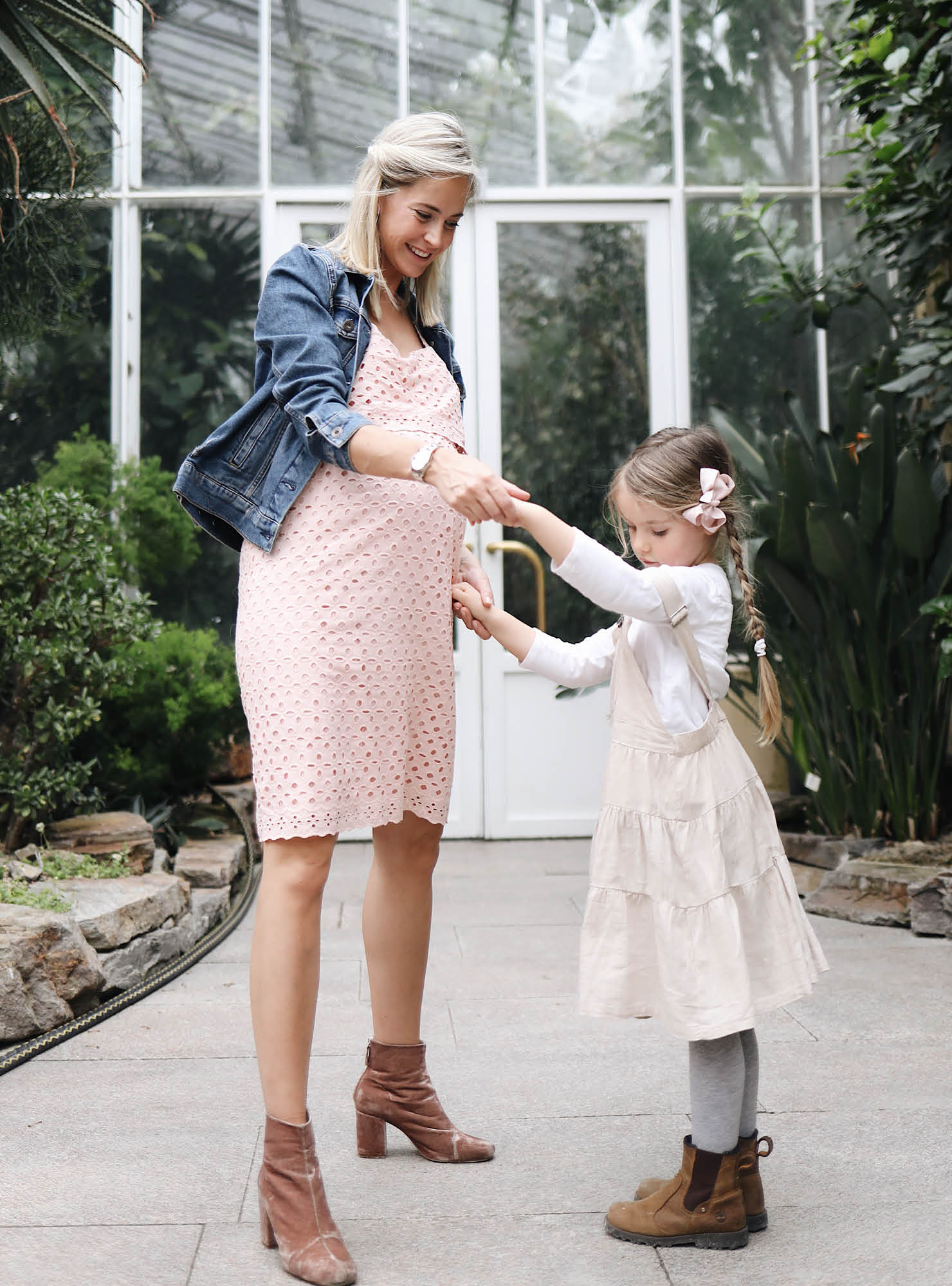 Sophia von Lifestyle Mom stylt ihr Umstandskleid für den Frühling