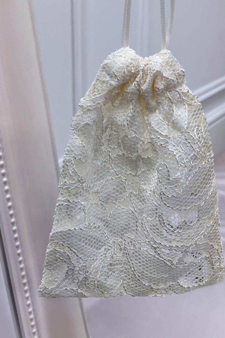 Braut Mundschutzmaske aus Vintage Spitze mit Armbeutel