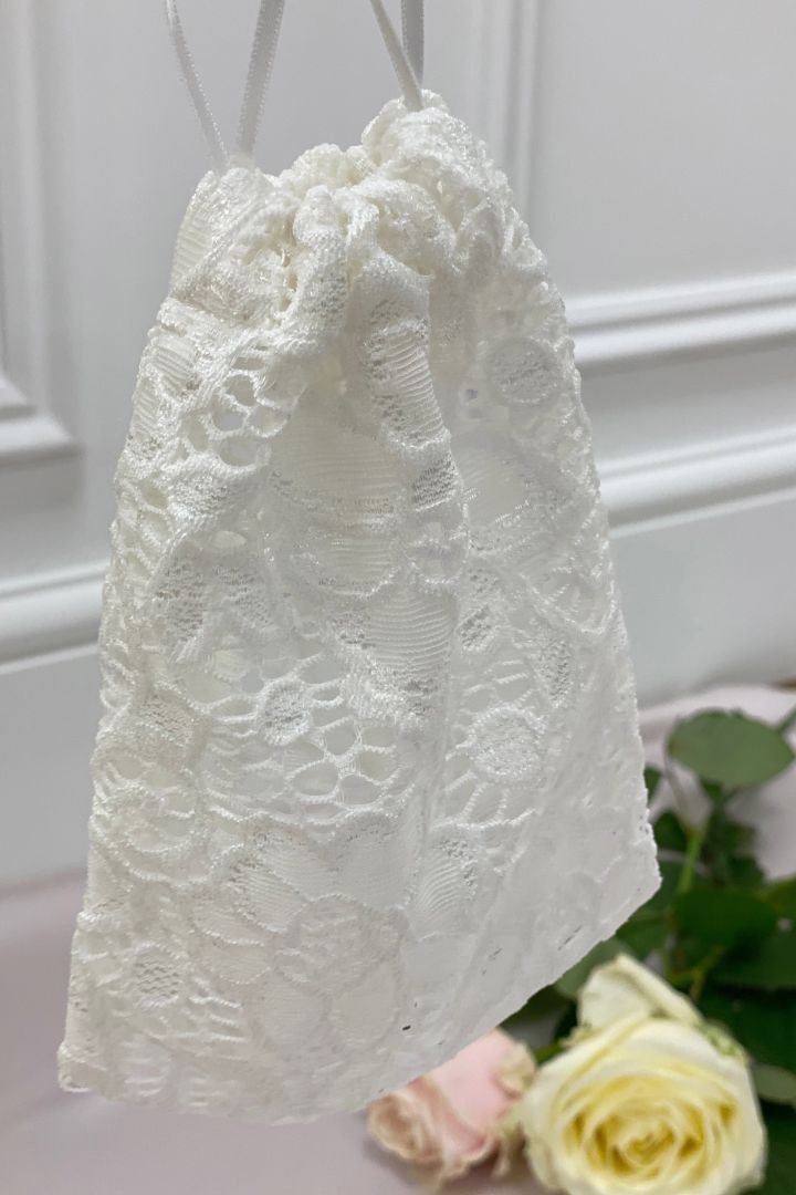 Braut Mundschutzmaske aus Blumenspitze mit Armbeutel