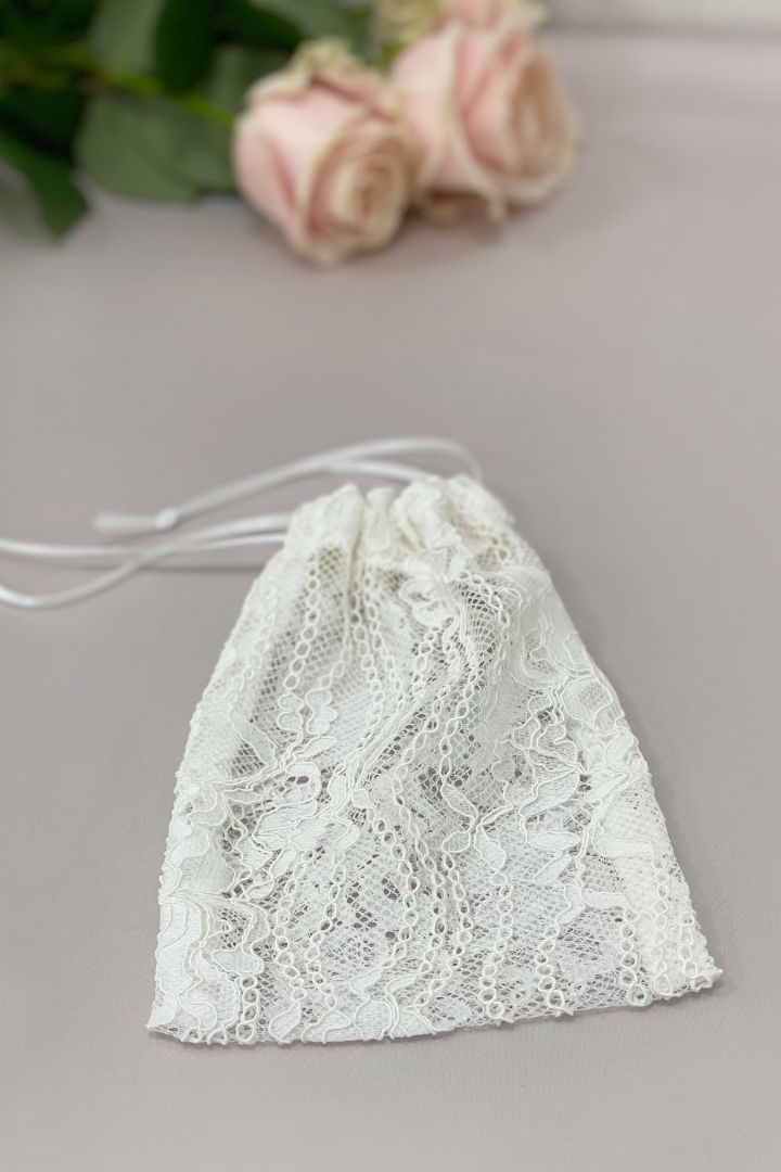 Braut Mundschutzmaske aus floraler Spitze mit Armbeutel