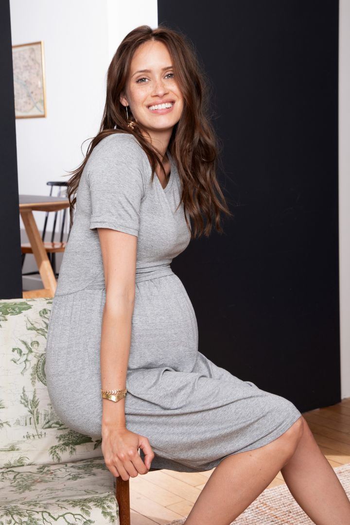 Short-Sleeved Maternity and Nursing Dress grey