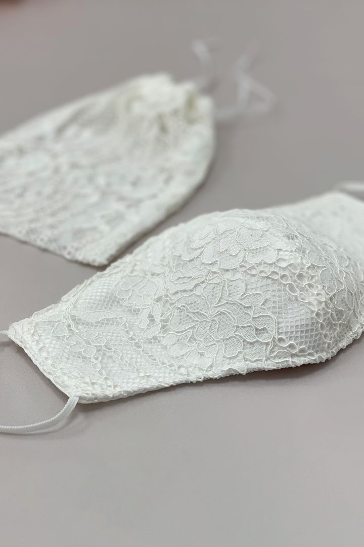 Braut Mundschutzmaske aus floraler Spitze mit Armbeutel